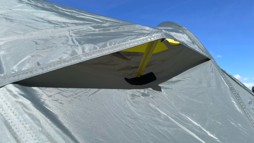 side vents do a good job releasing the heat when the fly is fully on.