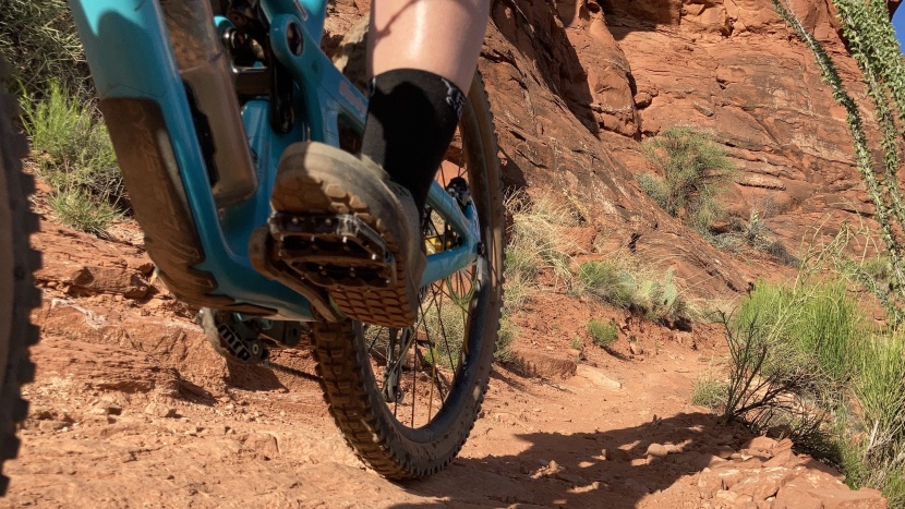 mountain bike flat shoes womens - here you can see there is minimal flex in the sole and midsole under...