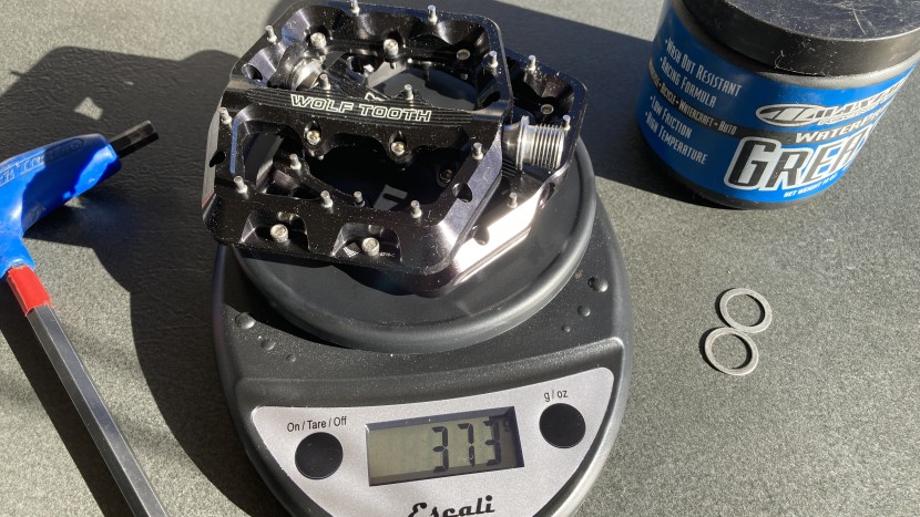 mountain bike flat pedals - we measure each pair of pedals' weight in grams on a digital scale.