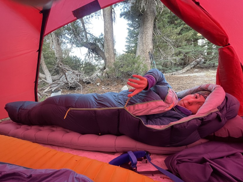 sleeping bag womens - the hyperion's half-zip design shaves weight and helps prevent drafts.