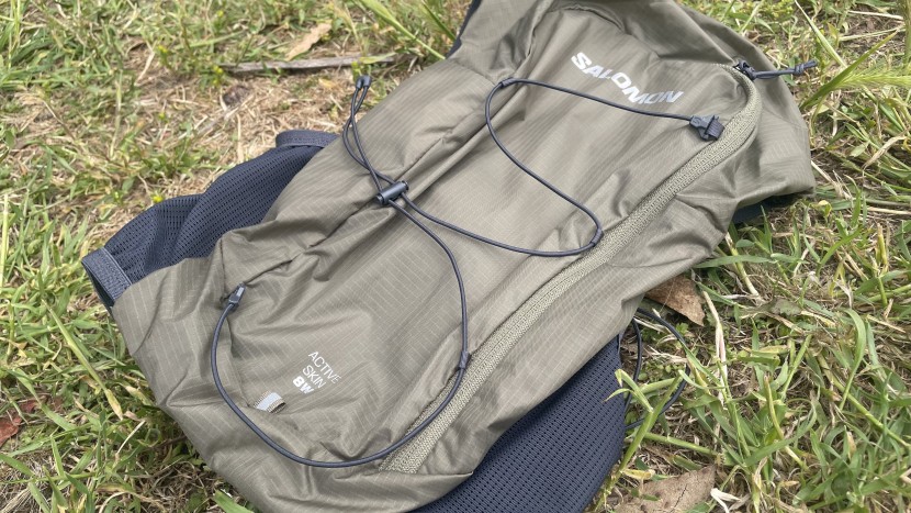 salomon active skin 8 for women - the j-shaped zipper opening of the main compartment offers great...