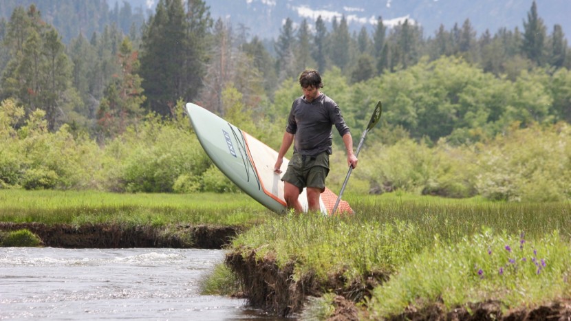 the handle on the non-inflatable versa 2.0 makes carrying this board...