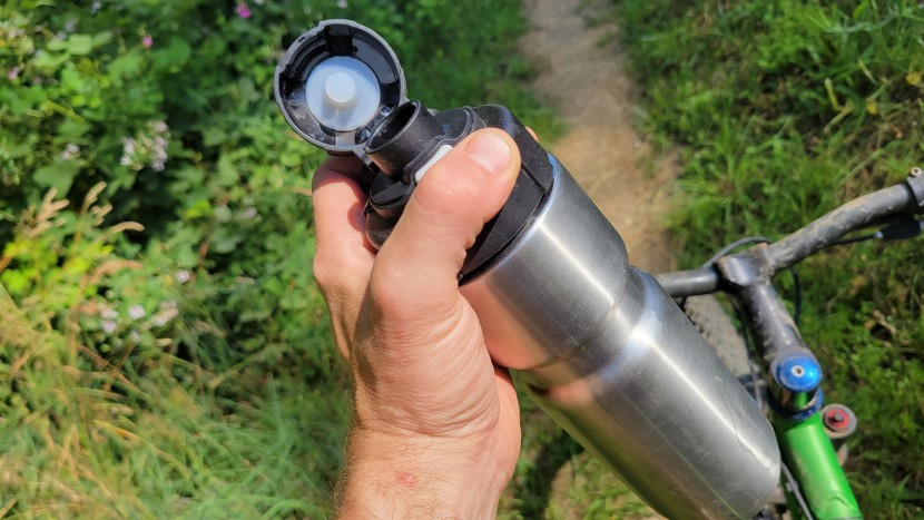 speedfil speedflask - the speedfil speedflask's push button flip cap makes it easy to use...