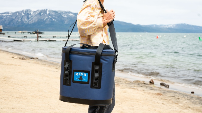 rovr travelr 30 - the rovr includes two carry handles and a shoulder sling strap...