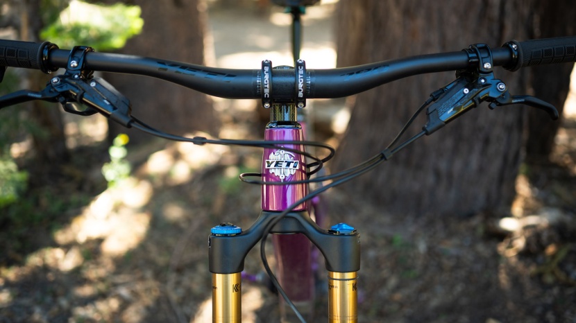 the cockpit on the yeti is all business, 780mm carbon bars dampen...