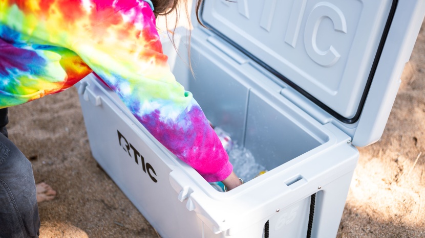 cooler - the rtic 65's handles lie flat with the edge of the cooler.