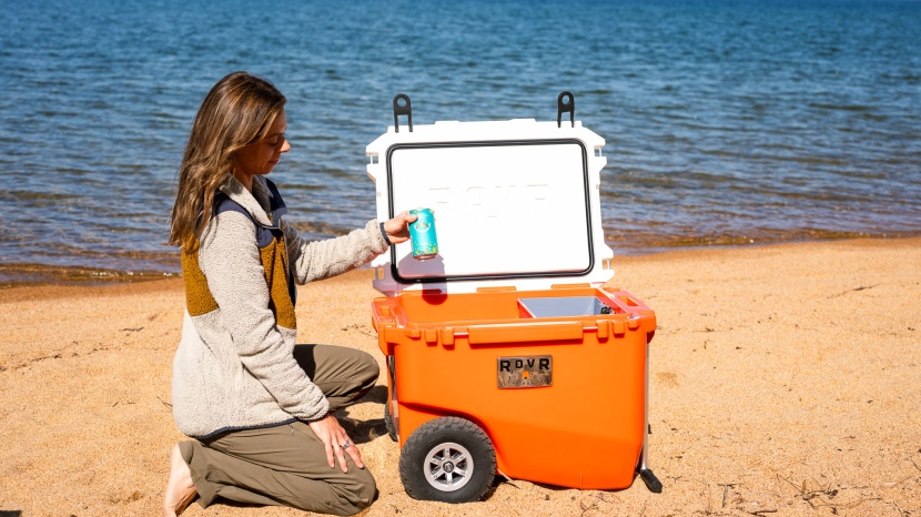 rovr rollr 60 - the rovr's lid stays open so you don't have to worry about it...