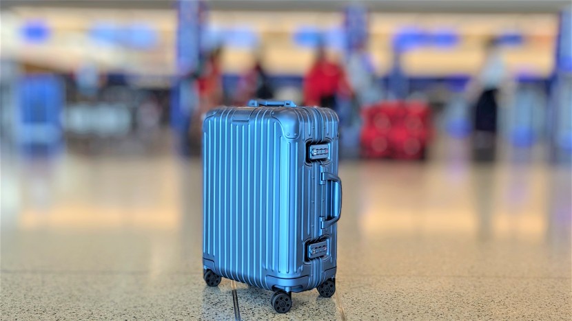 rimowa original cabin - gettin' all matchy-matchy with the background colors. the rimowa's...