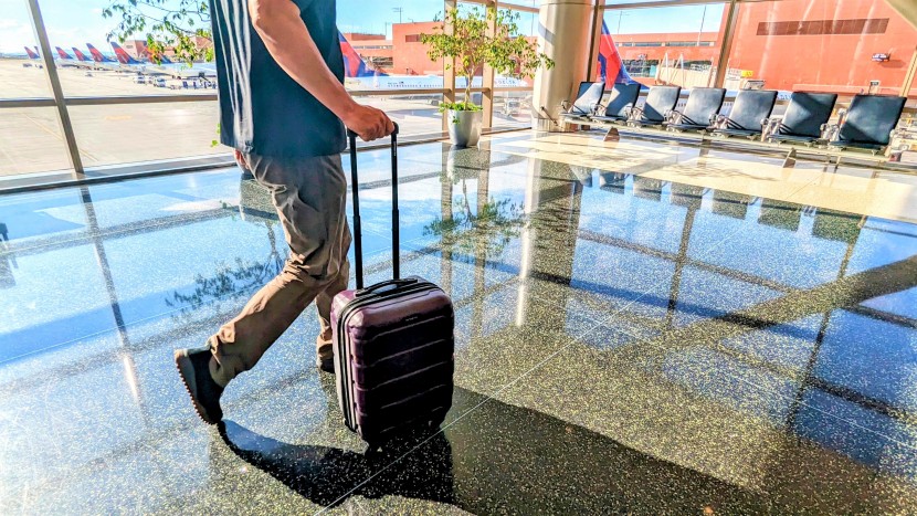 samsonite omni pc hardside expandable spinner 20-inch - rollin' steadily and in style. what it lacks in overall function, it...