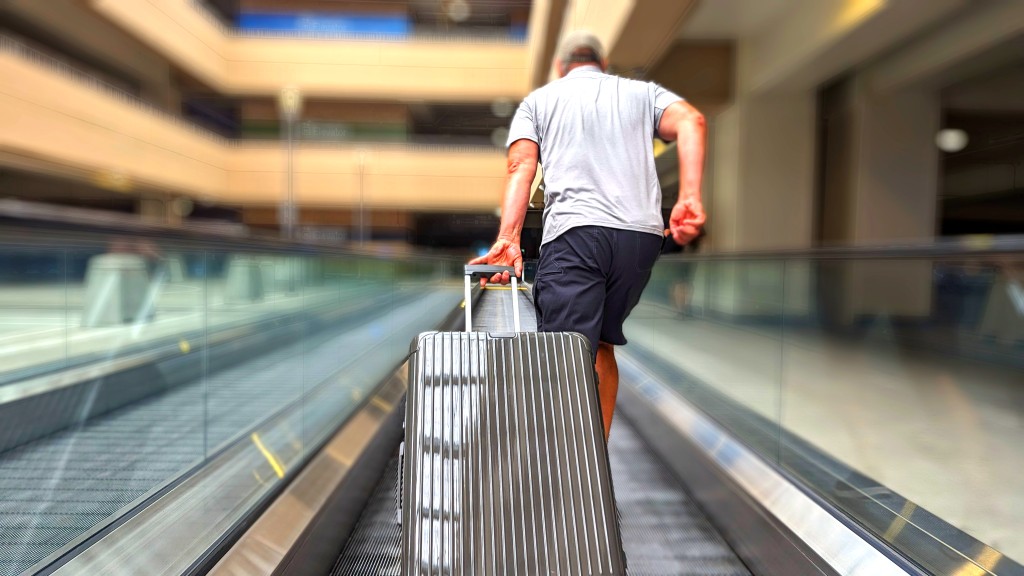 rimowa essential check-in l - running in style.