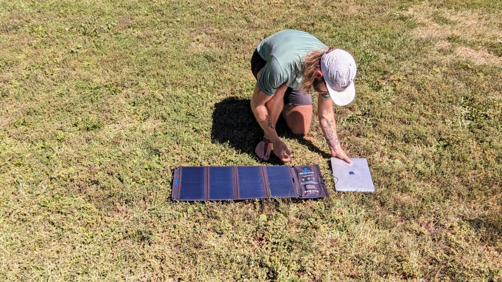 bigblue solarpowa 28 - the solarpowa 28 is a reliable and easy-to-use portable solar panel.