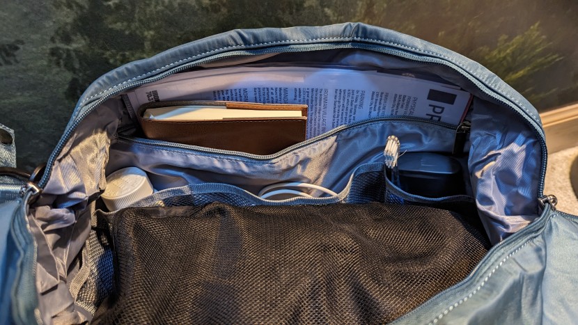 duffel bag - multiple mesh and zipper pockets on the hyc00 bag provided plenty of...