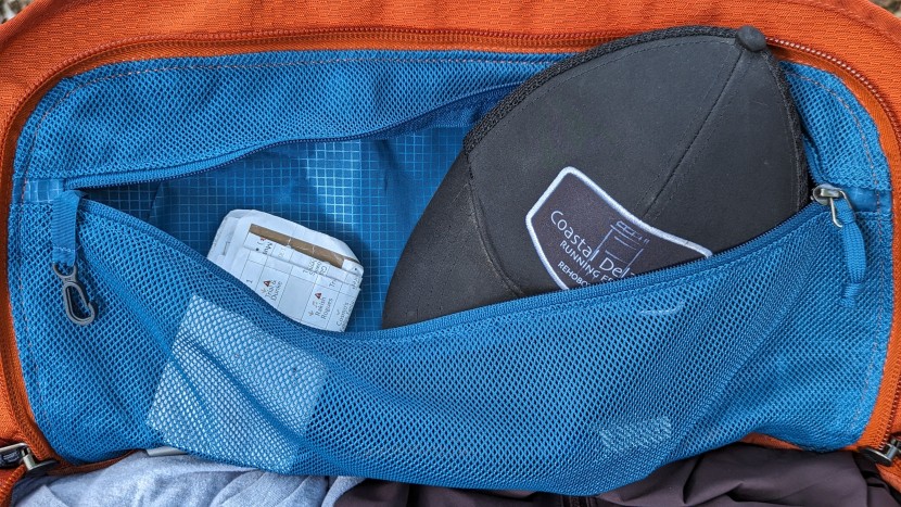 the single lid pocket on the 40-liter alpaca.