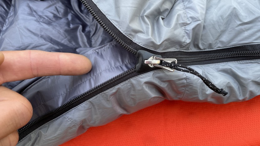 feathered friends hummingbird ul 30 - the slider is anti-snag and the draft tube has rigid material on the...