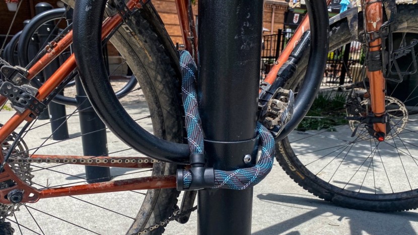 abus ivera 7210 - even on unwieldy racks like this one, the ivera is easy to get...