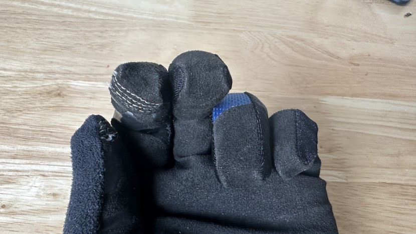 the palm material transitions over the fingers to the first knuckle...