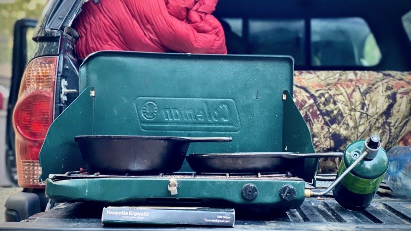 a coleman stove and the lodge cast iron combo cooker, a classic kit...