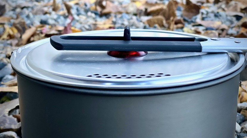 the lid fastens securely to the top of the 2.5 l pot so no extra...