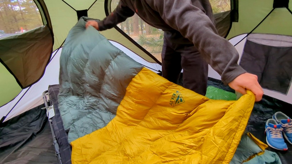 kelty galactic 30 - making our bed for the night with the cozy galactic.