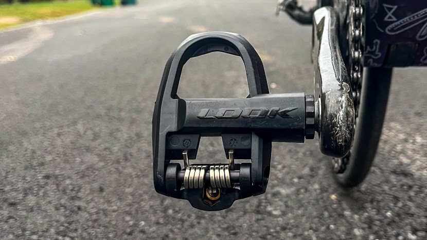 road bike pedals - this pedal is just very good, even without considering the low cost...