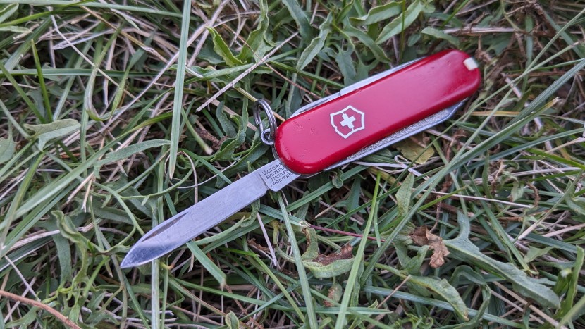 victorinox classic sd swiss army - the victorinox classic sd swiss army knife is a classic for a...