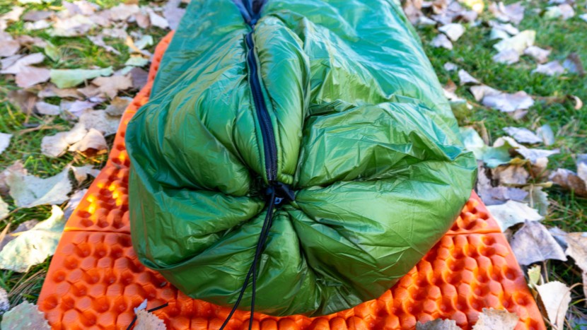 enlightened equipment revelation apex 30 - the footbox features a cinch, snaps, and a 1/4-length zipper...