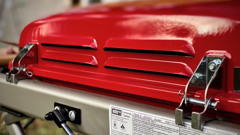 weber traveler - a fully enclosed cooking area along with the down-turned vents...