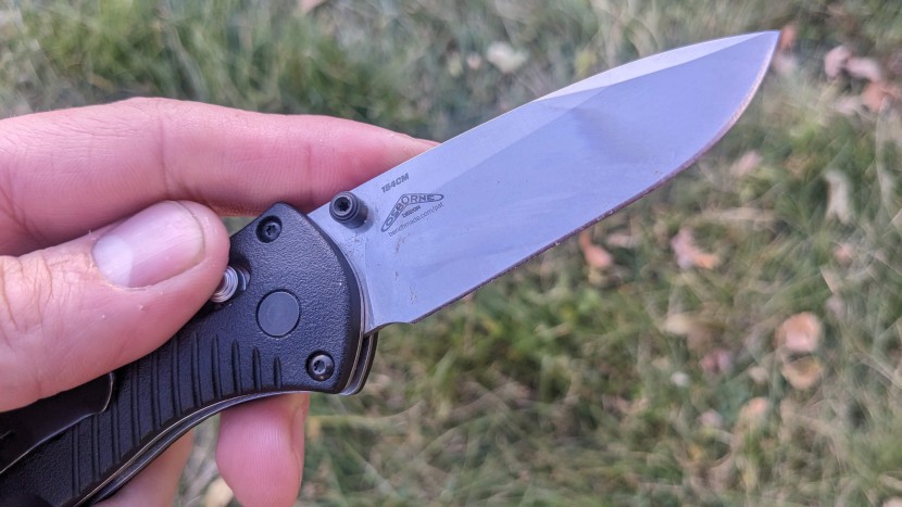benchmade mini barrage 585 - the blade on the mini barrage is a classic design - slight drop tip...
