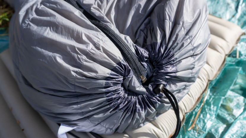 feathered friends flicker 40 ul - the foot of the bag can be cinched up to keep out the drafts and...