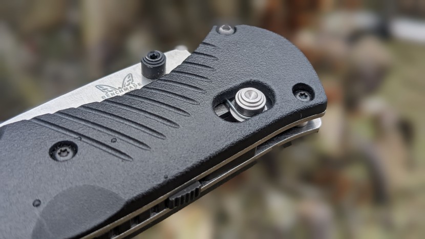 benchmade mini barrage 585 - a close-up of the handle texture and benchmade's fantastic axis...