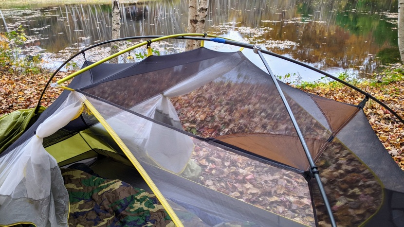 the tent has a single pole that stretches to the back. stakes pull...