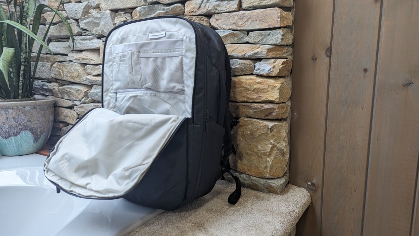 the external organization pocket of the tortuga runs the whole...