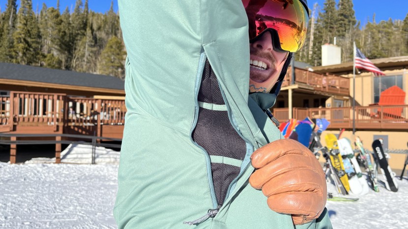 686 smarty 3-in-1 form insulated - the pit vents aren't very large and they're lined with mesh, which...