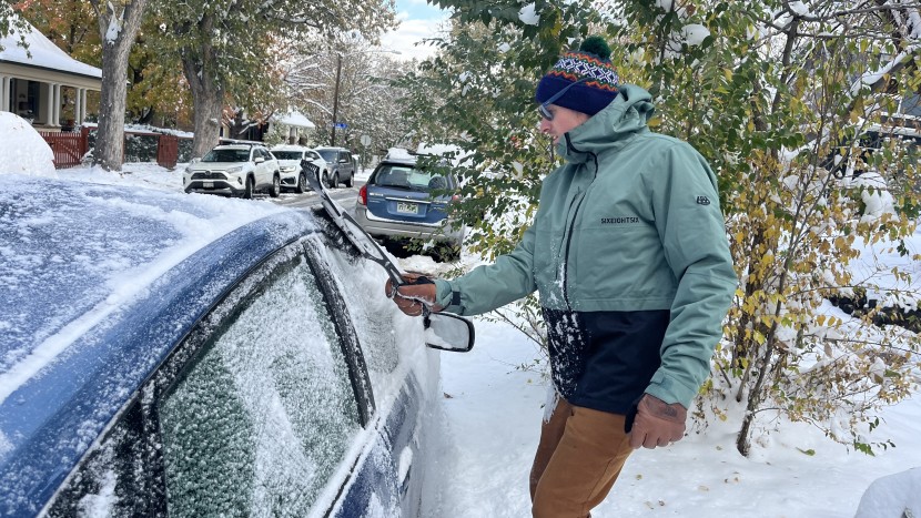 686 smarty 3-in-1 form insulated - brushing snow off our car after an early-season snowstorm in october.