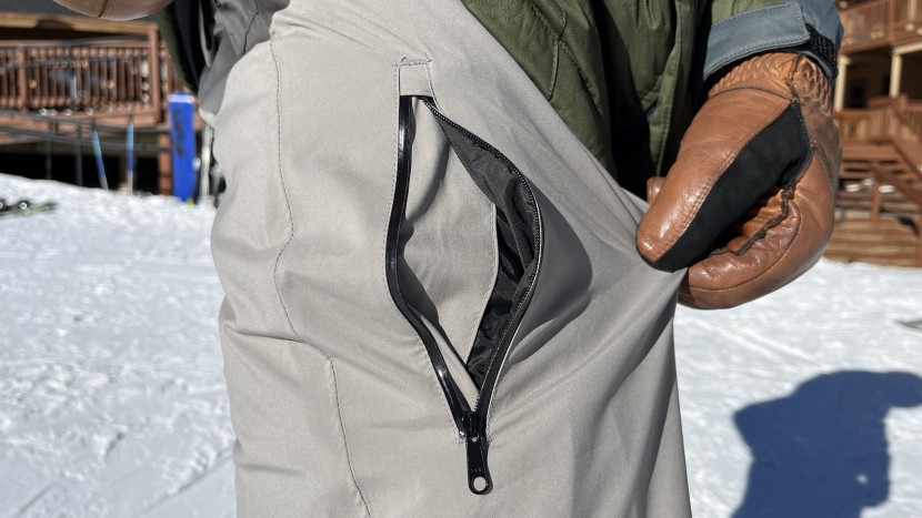 helly hansen legendary insulated - two side pockets are the most useful ones on the helly hansen...
