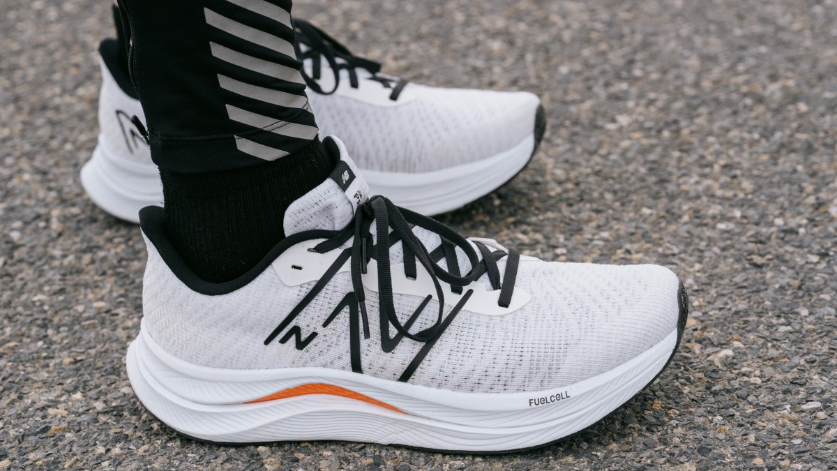 New Balance FuelCell Propel v4 Review (The FuelCell foam in the midsole is very comfortable, and there is a lot of it)