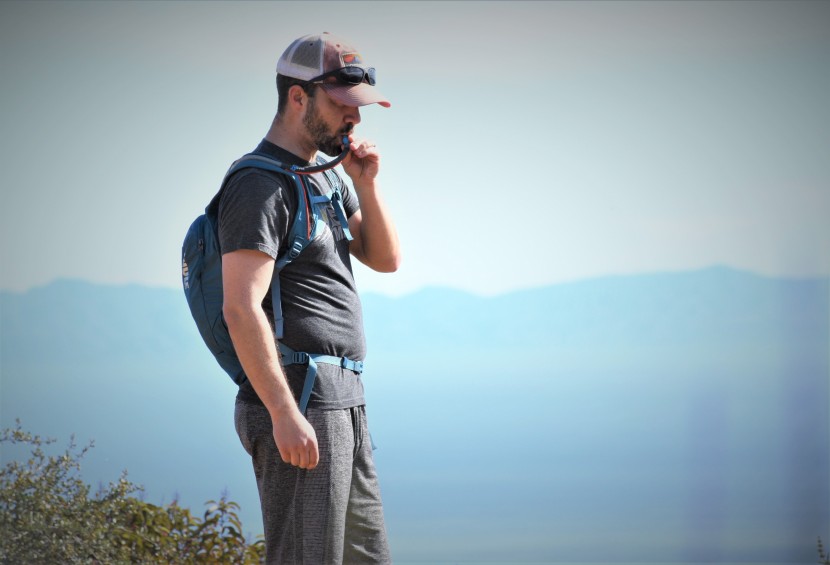 hydration pack - thule's retrakt drinking hose retention system design makes the bite...