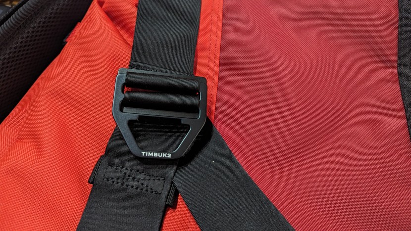 the cinch buckle on the shoulder strap, and above it the sling...