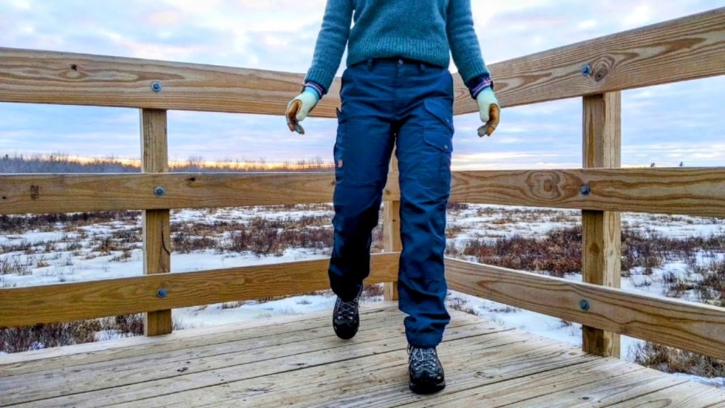 fjallraven vidda pro trousers for women - the thicker fabric and light weatherproofing of the vidda pro pants...