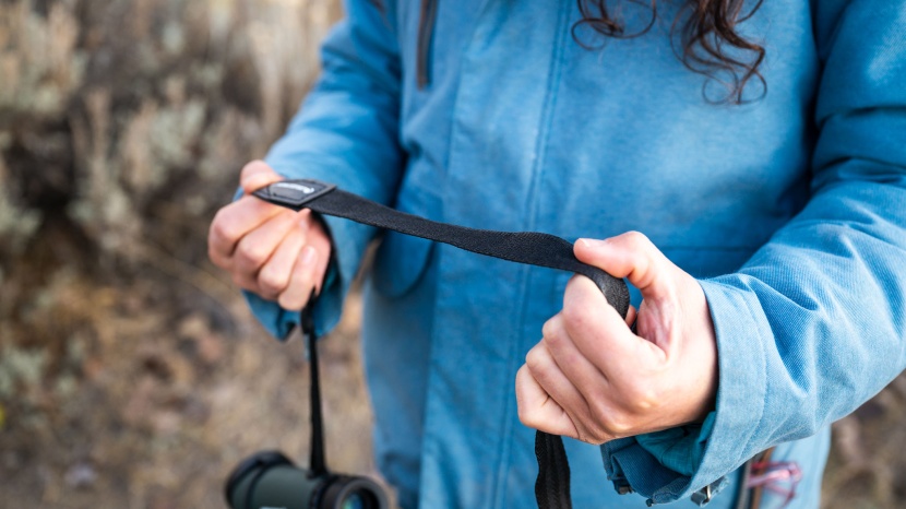 celestron nature dx 8x42 - a fairly generic neck strap offers the standard level of comfort.