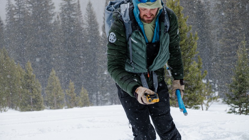 avalanche beacon - the tracker4 is fast, but it requires more practice and a bit more...