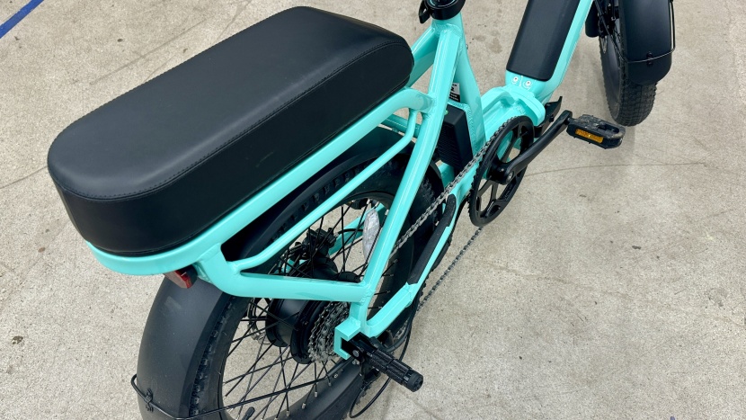 ride1up portola - the available passenger kit includes this seat and foot pegs...