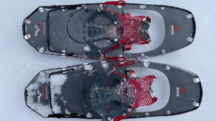 msr lightning ascent - the binding is made up of a red rubber "net" and a grey rubber heel...