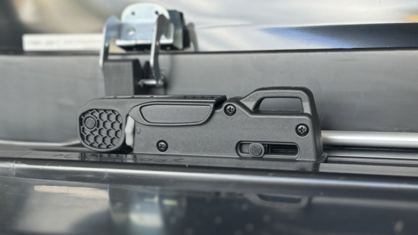 inno wedge 660 - the grey dial on the left tightens the clamps, and the large lever...