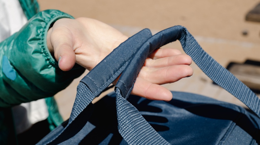 clevermade pacifica collapsible bag 30 - the handles at the top of the cooler offer convenient carrying.