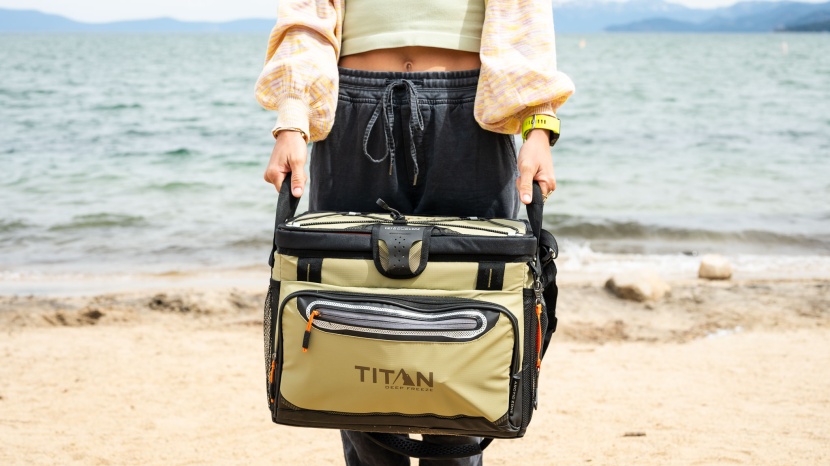 arctic zone titan deep freeze 30 - the titan's lid lacks a zipper, instead using a suction-like closure.