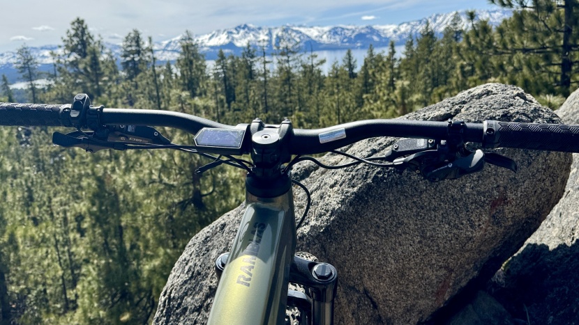 a quality feeling cockpit with a 760 x 35mm bar, 40mm stem, lock-on...