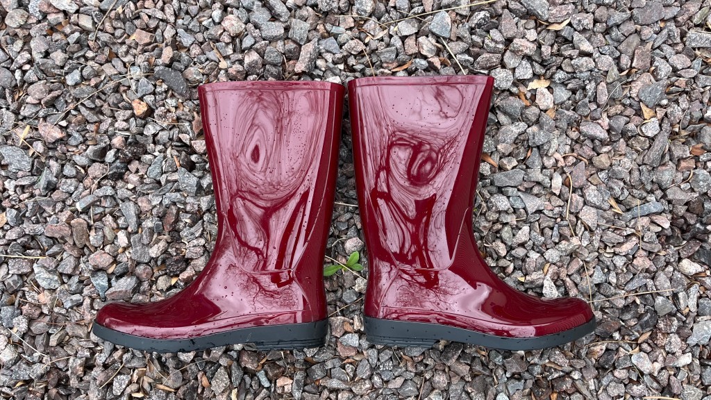 kamik heidi 2 - a beautiful red gloss colorway adds to the versatility of these...