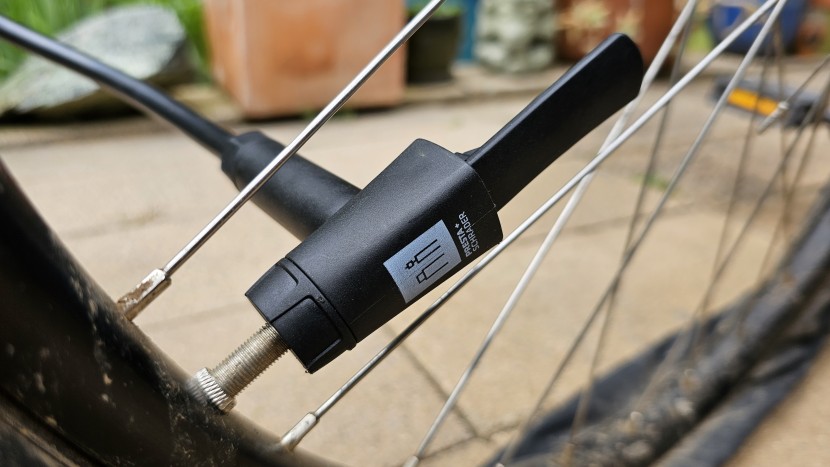 bontrager tlr flash charger - the universal valve connects to presta and schrader valves without...