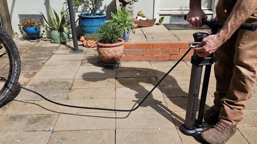 we were grateful for the long hose on the blackburn chamber tubeless...